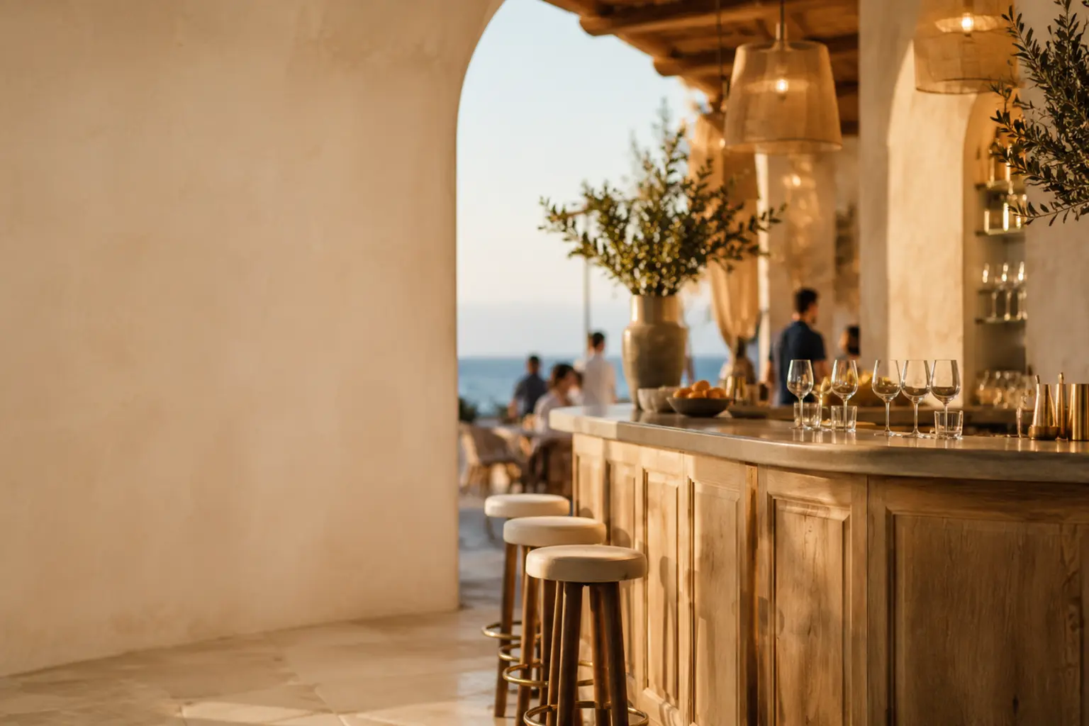 Bar-restaurant lumineux avec vue sur la mer